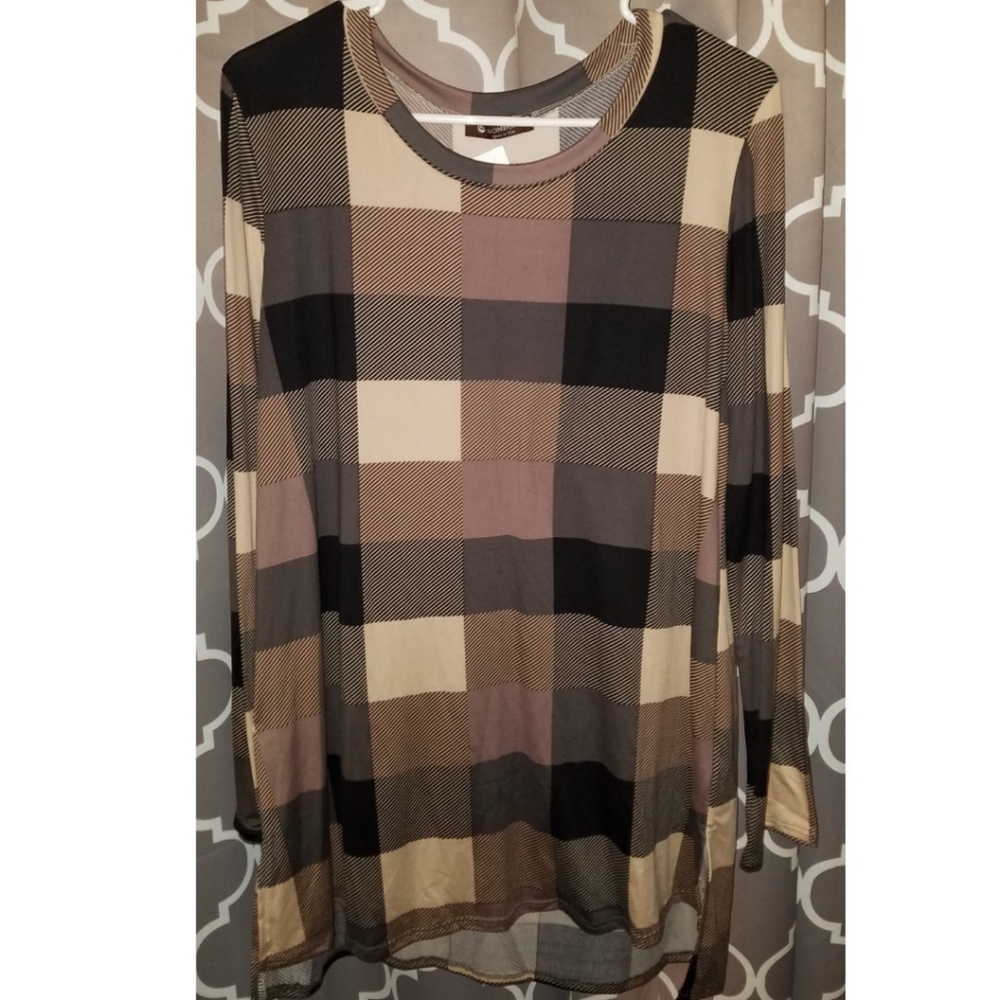 Long Sleeved Brown/Black Checkered Top. NWT.